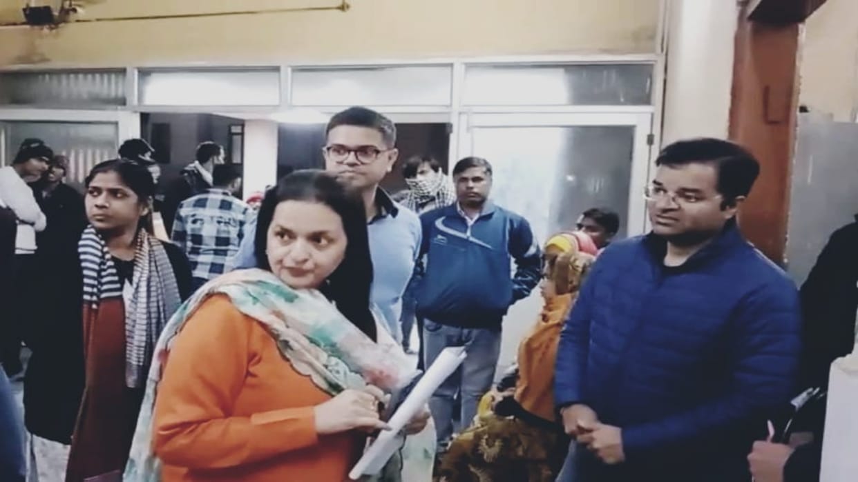 Rajasthan News: Divisional Commissioner conducted surprise inspection, created panic among hospital staff