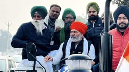 रामपुर में टैक्टर चलाते राकेश टिकैत