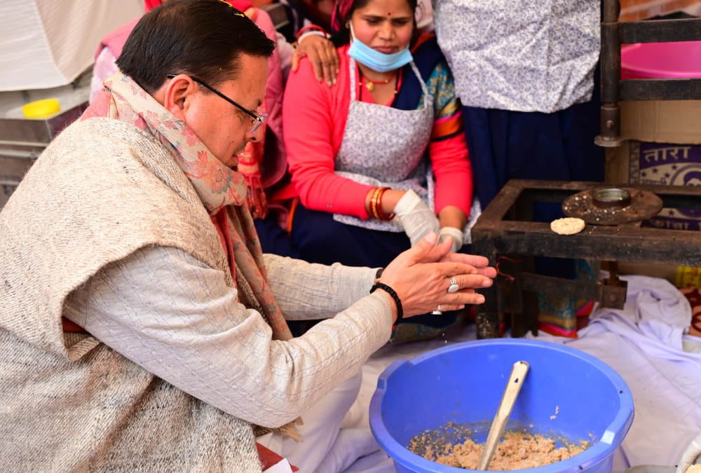 CM Dhami attend Nari Shakti Vandan Mahotsav in Rudraprayag make chaolai laddoo mahaprasad
