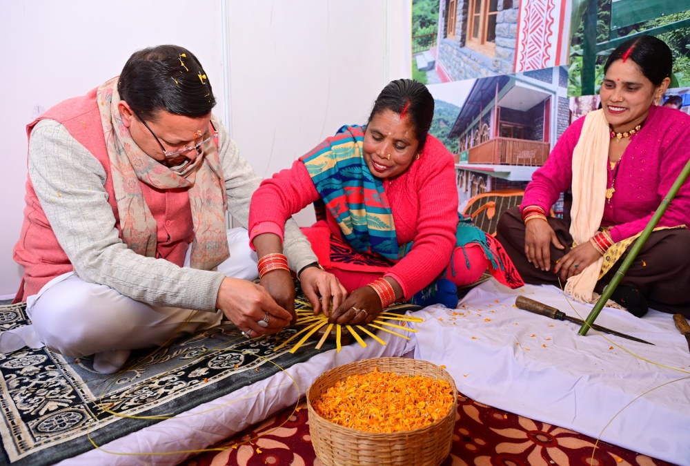 CM Dhami attend Nari Shakti Vandan Mahotsav in Rudraprayag make chaolai laddoo mahaprasad