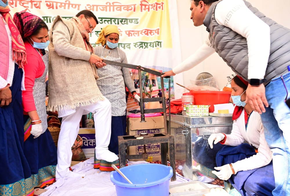 CM Dhami attend Nari Shakti Vandan Mahotsav in Rudraprayag make chaolai laddoo mahaprasad