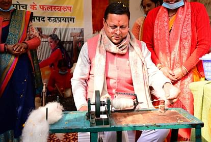 CM Dhami attend Nari Shakti Vandan Mahotsav in Rudraprayag make chaolai laddoo mahaprasad