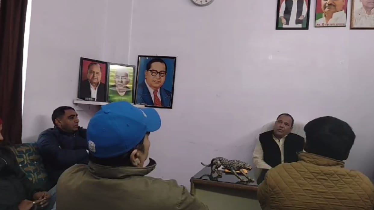 Meerut: SP supporter clash over lack of photo of District President in hoarding, video goes viral