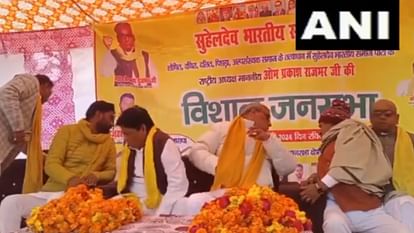 Sitapur: सुभासपा अध्यक्ष ओपी राजभर का मंच टूटा, धड़ाम से गिरे कार्यकर्ता, बड़ा हादसा टला OP rajbhar's manch broke down in Ramkot Sitapur.