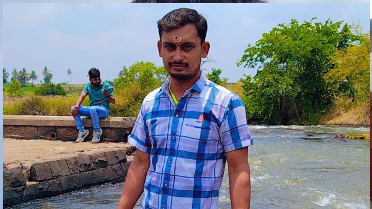 The father, who arrived from Delhi, cremated his son's dead body with tearful eyes