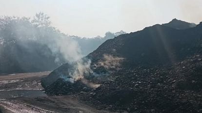 Korba: धू-धू कर जल रहा कोयला, SECL के कोल स्टॉक में पांच दिन से लगी है आग Korba News SECL's coal stock is on fire