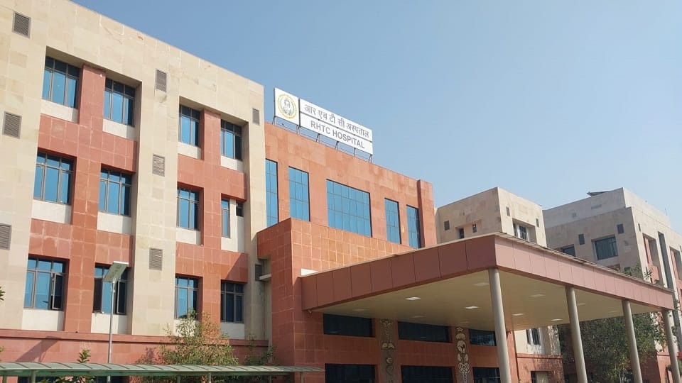 Delhi: Nursing staff is conducting delivery in RHTC hospital.