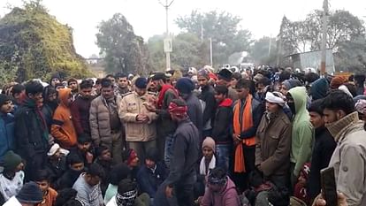 family members and villagers blocked road by keeping dead body When body of missing son was found in Agra