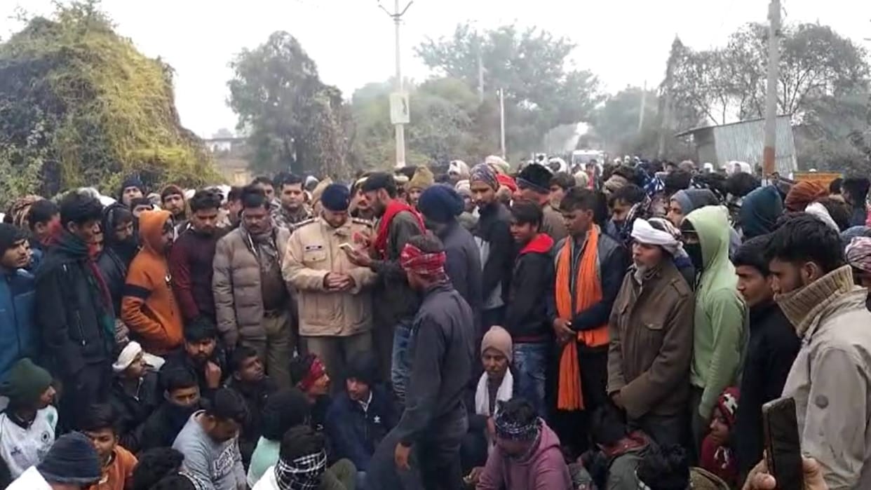 family members and villagers blocked road by keeping dead body When body of missing son was found in Agra
