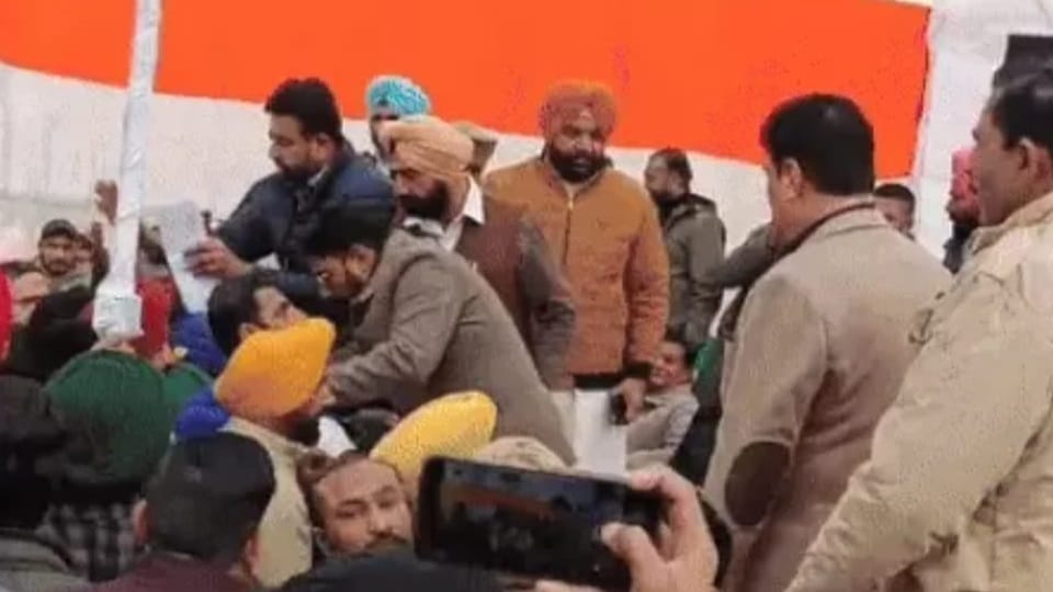 Supporters of MP Gurjeet Singh Aujla and former Deputy CM Om Prakash Soni got into fight in meeting