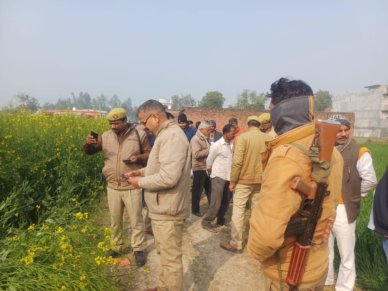 Girl murdered by slitting her throat dead body found in field in Azamgarh