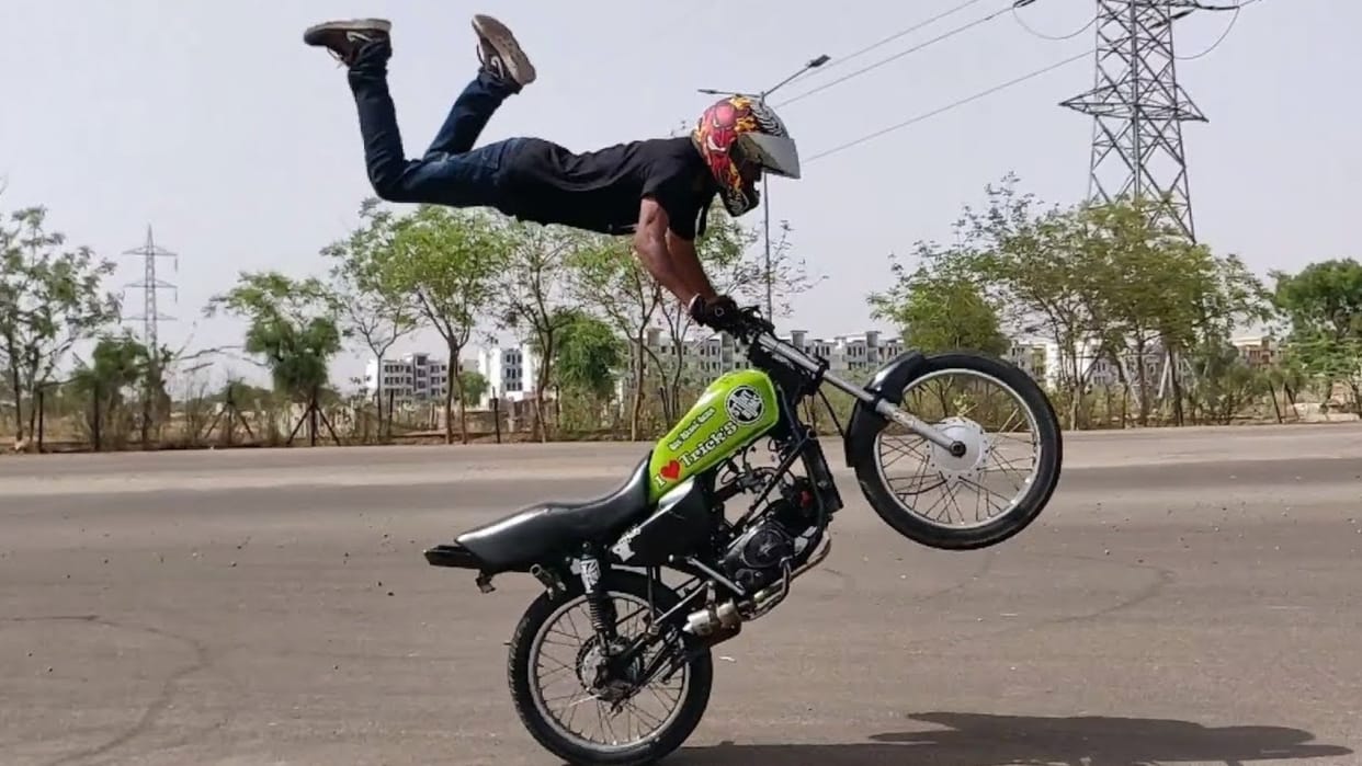 Stunt road in Naini, clumsy drivers becoming players of danger, police becoming ignorant