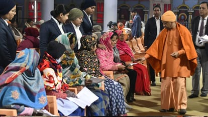 Janta Darshan: गोरखपुर में सीएम योगी ने सुनी फरियाद, बोले- भू-माफियाओं व दबंगों को चिन्हित कर करें कार्रवाई CM Yogi said: Take action by identifying professional land mafias and bullies who are involved in land grab