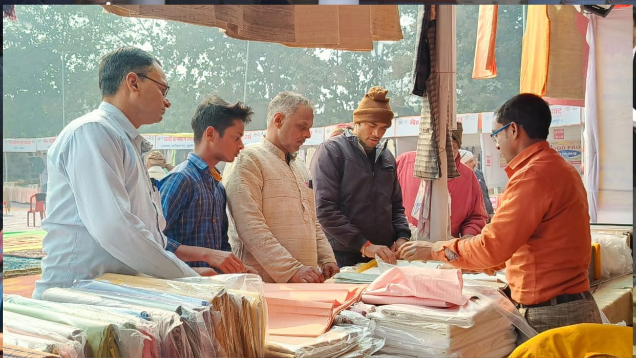 sunshine was mild, buyers flocked to the Khadi exhibition, abundance of indigenous products.