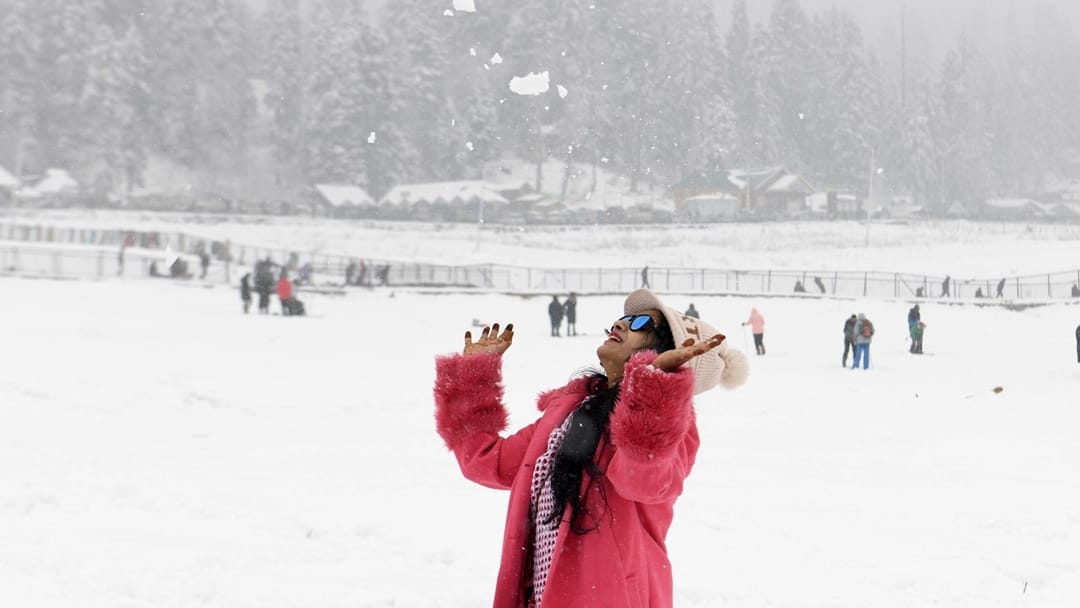 Gulmarg Snowfall photos: tourists and businessmen happy due to snowfall see wonderful pictures
