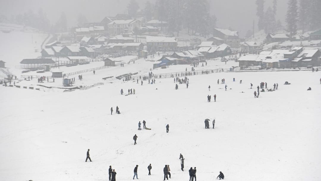 Gulmarg Snowfall photos: tourists and businessmen happy due to snowfall see wonderful pictures