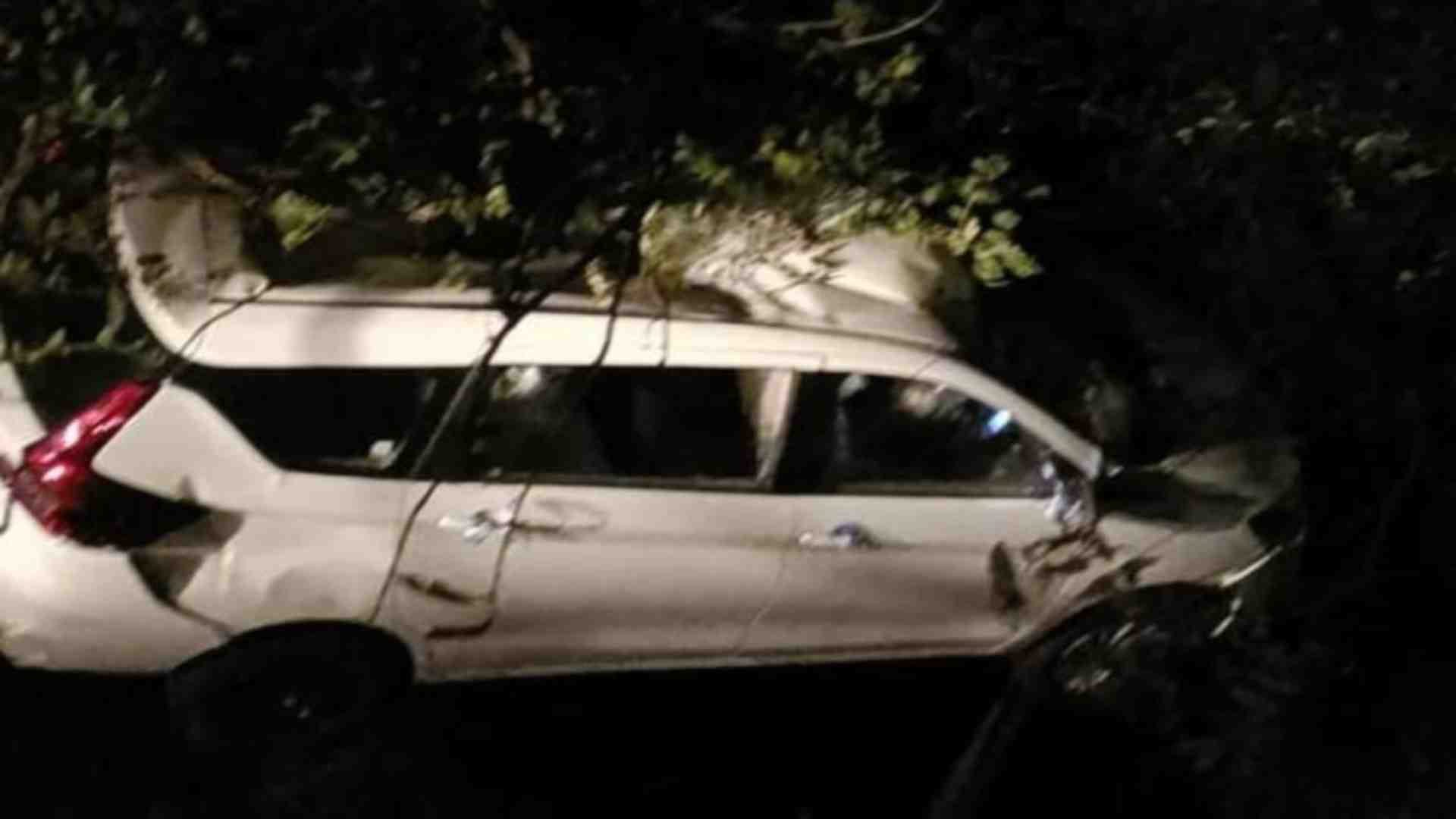 हादसे में क्षतिग्रस्त कार।