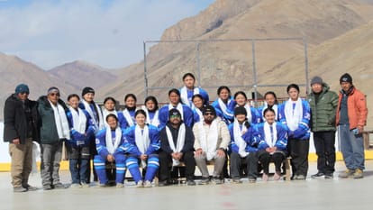 खेलो इंडिया गेम्स: आइस हॉकी के लिए लद्दाख रवाना हुईं हिमाचल की महिला और पुरुष टीमें Khelo India Games: Himachal ice hockey men's and women's teams leave for Ladakh