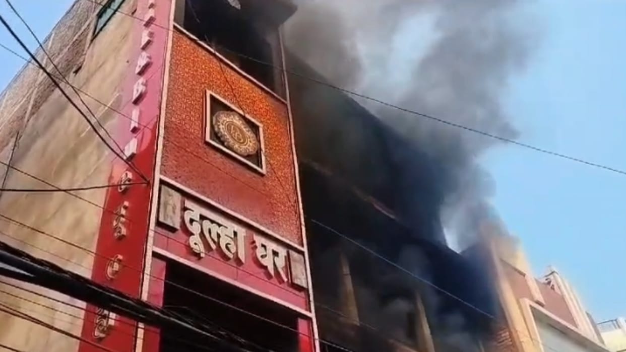 Massive fire broke out in a clothes shop in Kotha Parcha, many fire tenders on the spot.