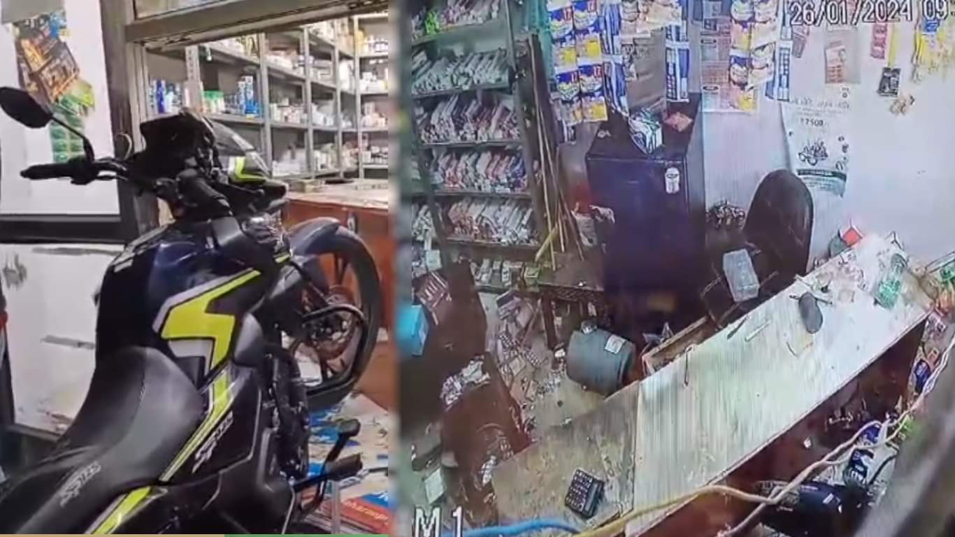 मेडिकल स्टोर में घुसी बाइक
