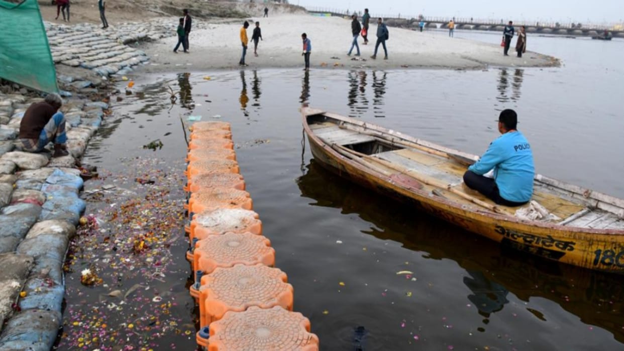 Before Mauni Amavasya, water of Ganga ghats turns black, complaint made to PM-CM