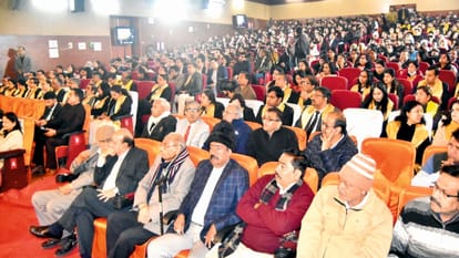 Convocation ceremony: Daughters shined on the medical field, faces lit up after receiving medals