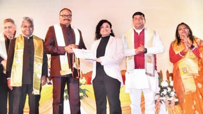 Convocation ceremony: Daughters shined on the medical field, faces lit up after receiving medals