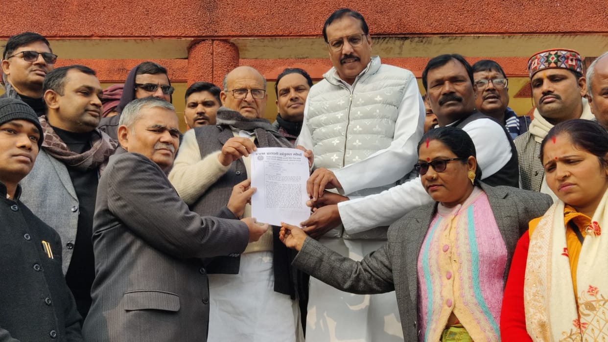 Samajwadi Party leaders opposed EVM and demanded Lok Sabha elections through ballot paper