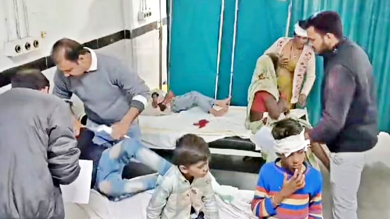 MP road accident Three children Died 32 injured as tractor-trolley overturns in Chhatarpur