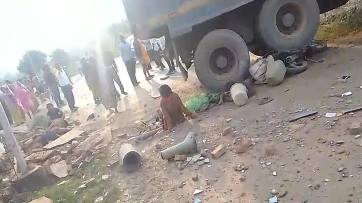 Katni News Dumper went out of control and entered house mother and daughter died two injured