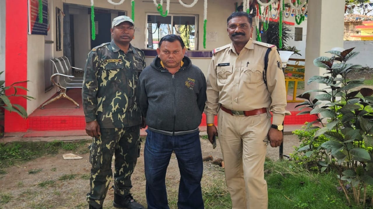 पुलिस की गिरफ्त में आरोपी