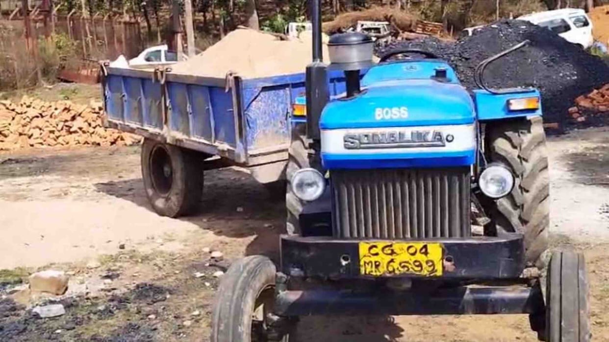 Anuppur news: Two tractor vehicles illegally transporting sand seized