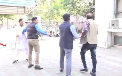 MP News: Clash between two Congress leaders while discussing the defeat, fierce kicking and punching, show cau