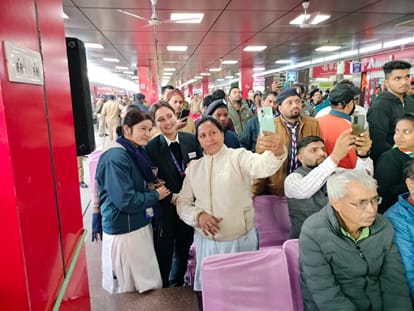 CM Pushkar singh dhami Gives green signal to Astha Special Train from Haridwar to ayodhya