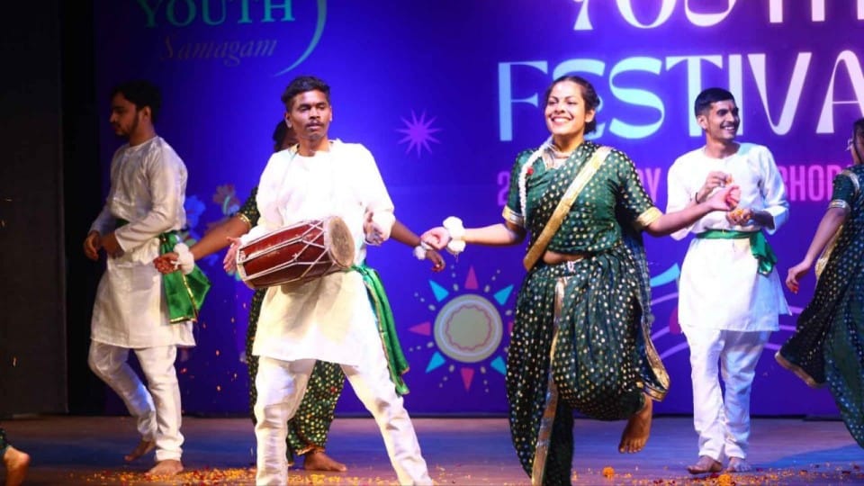 college students of India gave message of helping the needy