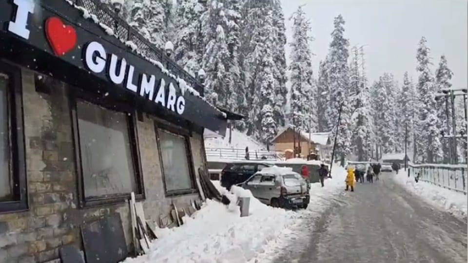 jammu kashmir weather: Snowfall In Higher Reaches and Rains Lash Plains Of Kashmir
