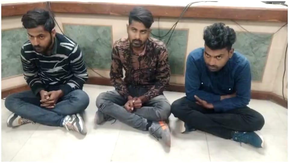 पुलिस गिरफ्त में आरोपी।
