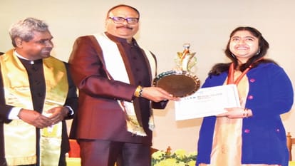 Convocation ceremony: Daughters shined on the medical field, faces lit up after receiving medals
