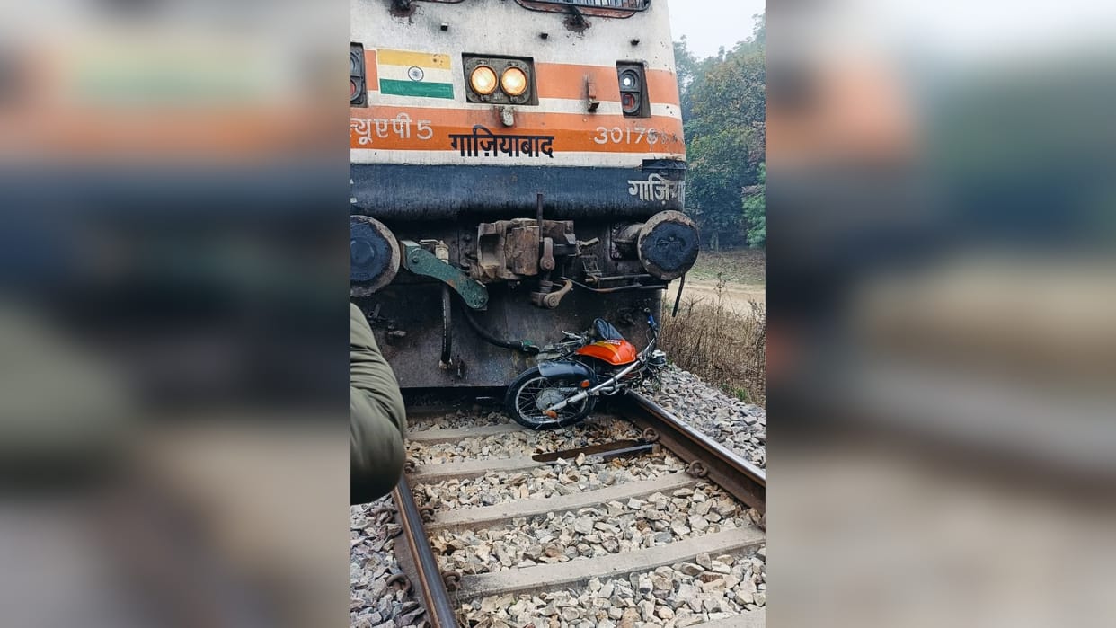 Tulsi Express collided with bike, a major accident was avoided