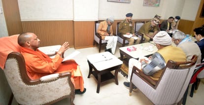 बैठक करते सीएम योगी।