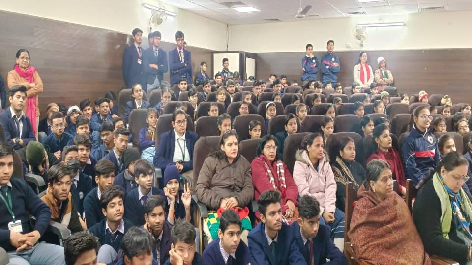 Children of Model School watched PM Modi exam discussion program live in Agra
