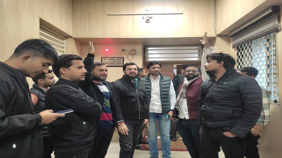 SP chatra sabha and NSUI surrounded the Vice Chancellor stopped the car