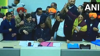 Chandigarh Mayor Election Live: भाजपा की जीत के बाद फिर हाईकोर्ट पहुंचा विवाद, कल होगी सुनवाई Chandigarh Mayor Election Results 2024 Live Updates Voting Today Municipal Corporation News in Hindi