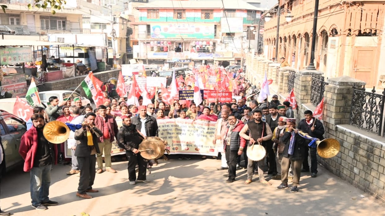 citu Five labor organizations took out a protest rally in Mandi against stopping the work of Labor Welfare Boa