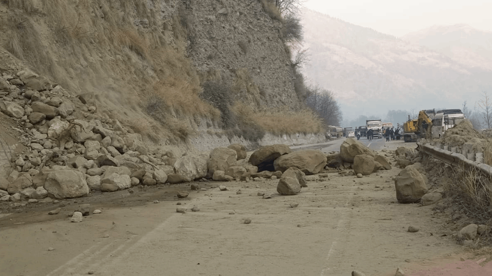 Hill break in Dohlu drain Kullu-Manali highway closed