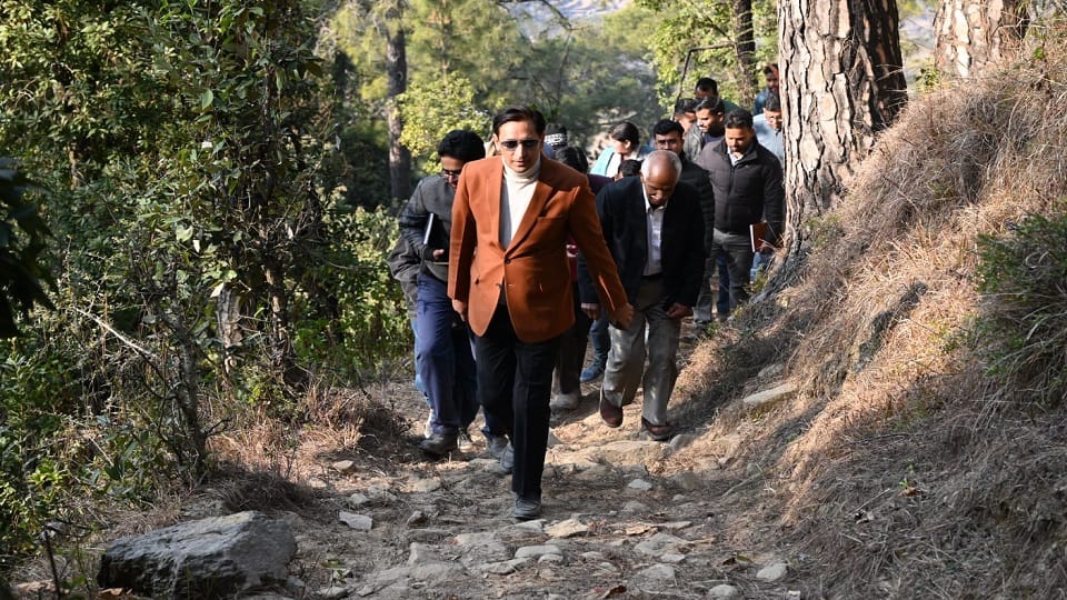 Nainital News: Kumaon Commissioner Deepak Rawat inspected in Government Primary School Ramgarh