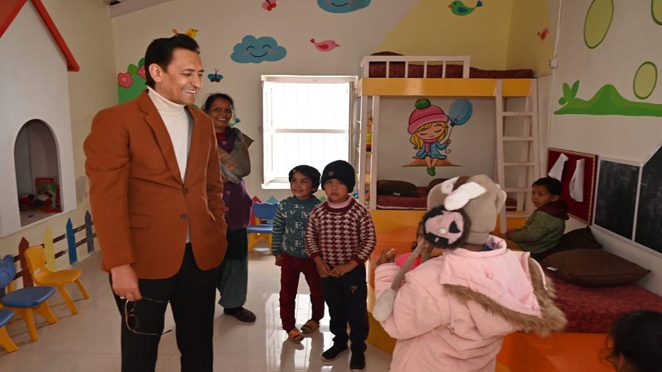 Nainital News: Kumaon Commissioner Deepak Rawat inspected in Government Primary School Ramgarh