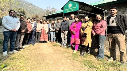 Shimla News: एनपीए नहीं देने से चिकित्सकों में आक्रोश, रेजिडेंट डॉक्टरों ने भी काले बिल्ले लगाकर दी ड्यूटी Anger among doctors due to not paying NPA, resident doctors also performed duty wearing black badges