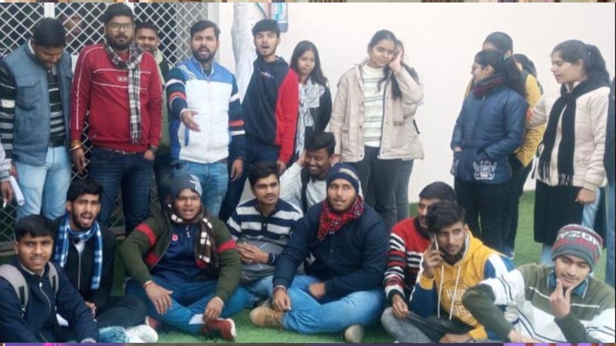 Gorakhpur University: Students were giving examination in the room of Arts Faculty building, mobile bag stolen