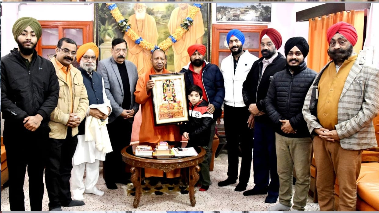 Sikh community congratulated the Chief Minister Yogi Adityaneth  by presenting memento in Gorakhnath temple.